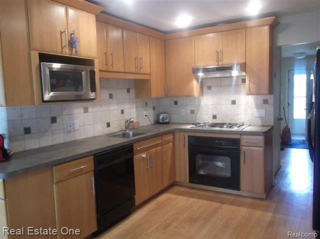 5577 Abington Road West Bloomfield, MI 48322 - Photo 2 of 25 Updated Double Kitchen