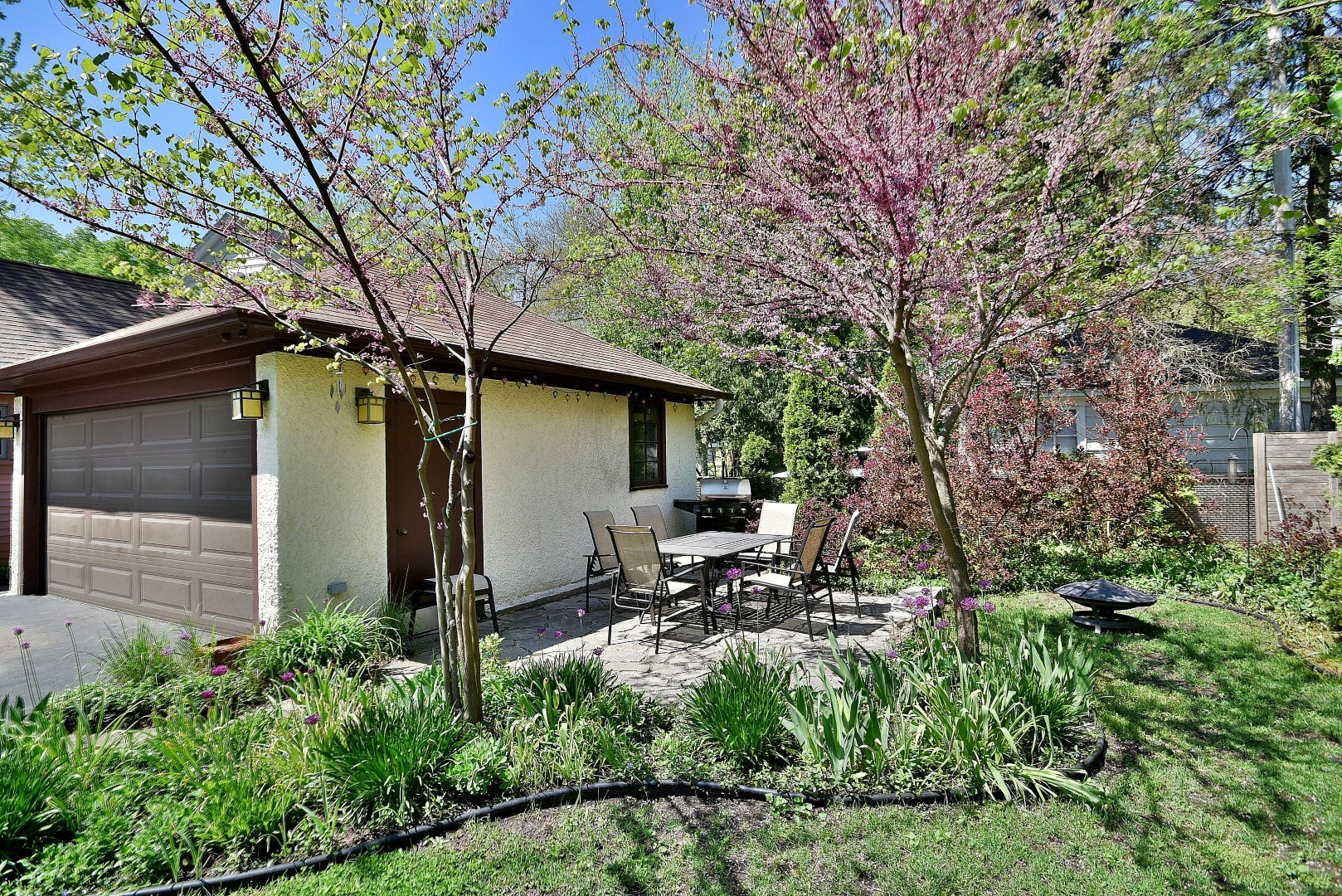 52 North Cowley Road Riverside, IL 60546 - Photo 22 of 33 a backyard of a house with table and chairs