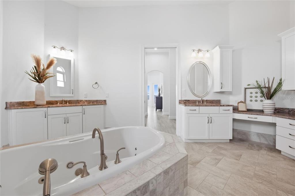3215 Gulf City Road Ruskin, FL 33570 - Photo 29 of 99 a bathroom with a tub sink and mirror