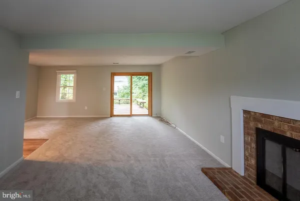 a view of empty room with window