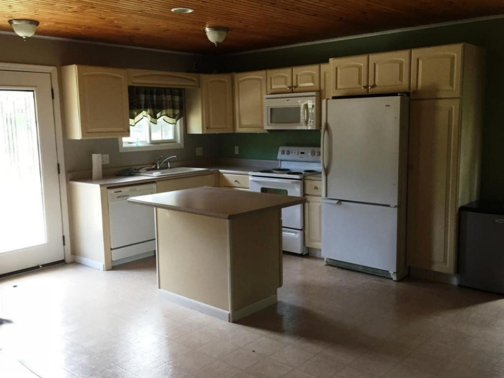 3592 Fenner Road Muskegon, MI 49445 - Photo 3 of 22 Kitchen