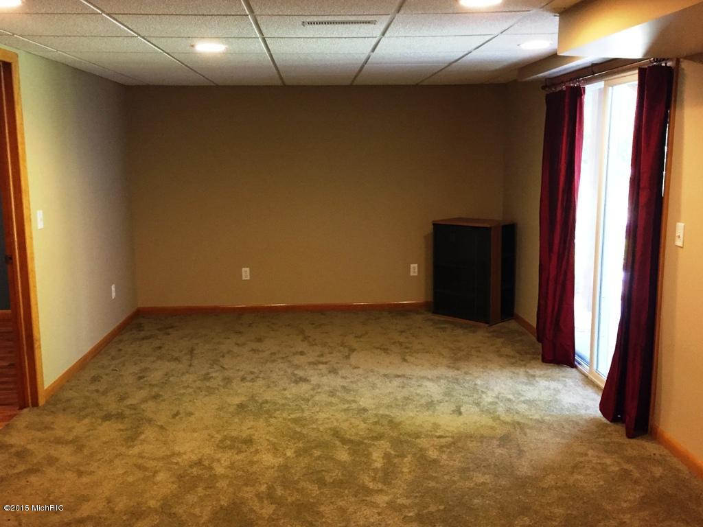 3592 Fenner Road Muskegon, MI 49445 - Photo 9 of 22 Family Room