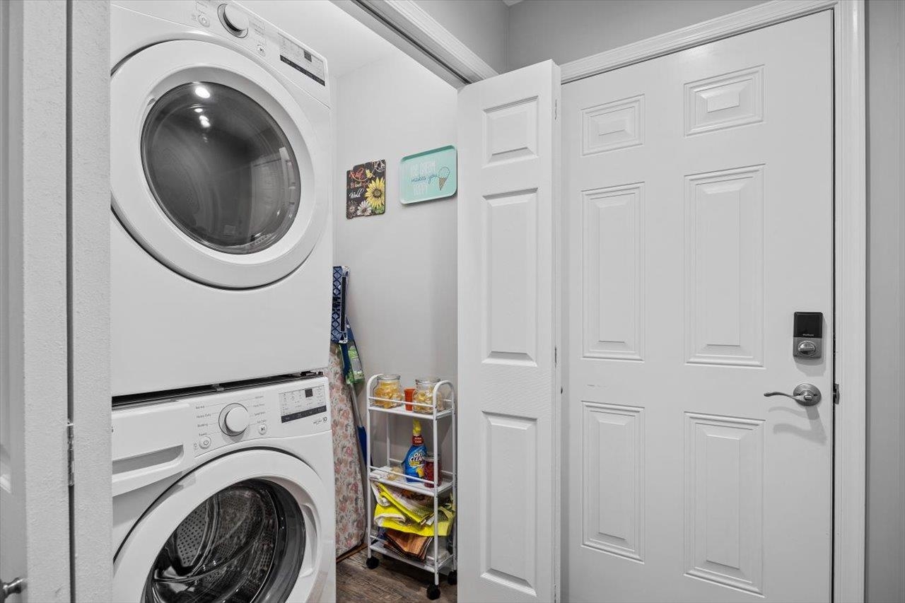 7 Oak View Drive Staunton, VA 24401 - Photo 35 of 53 a utility room with dryer and washer
