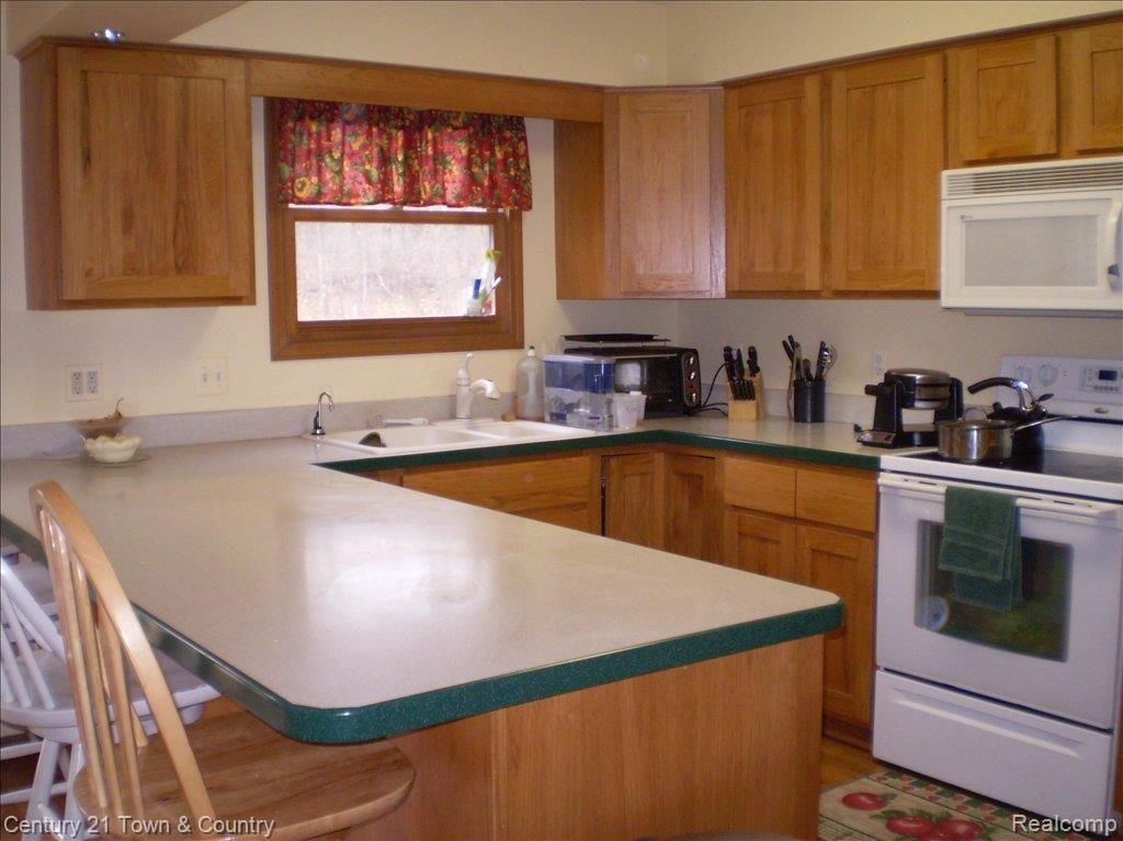 9269 Michigamme Road Clarkston, MI 48348 - Photo 3 of 15 3 Kitchen