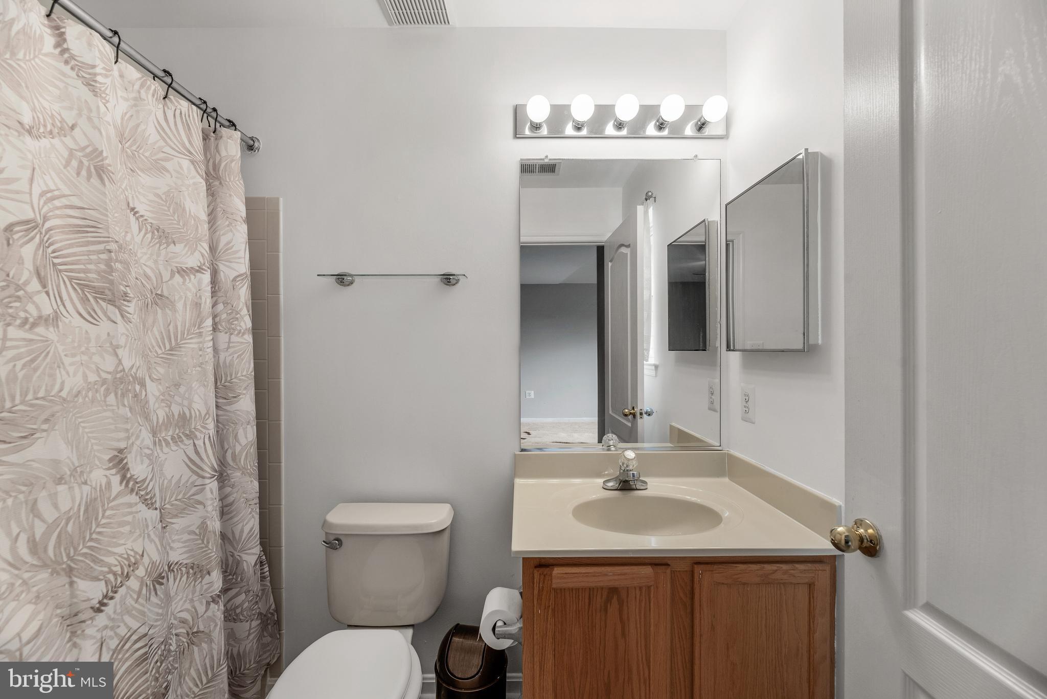138 Carolstowne Road Reisterstown, MD 21136 - Photo 31 of 46 Owner's bathroom