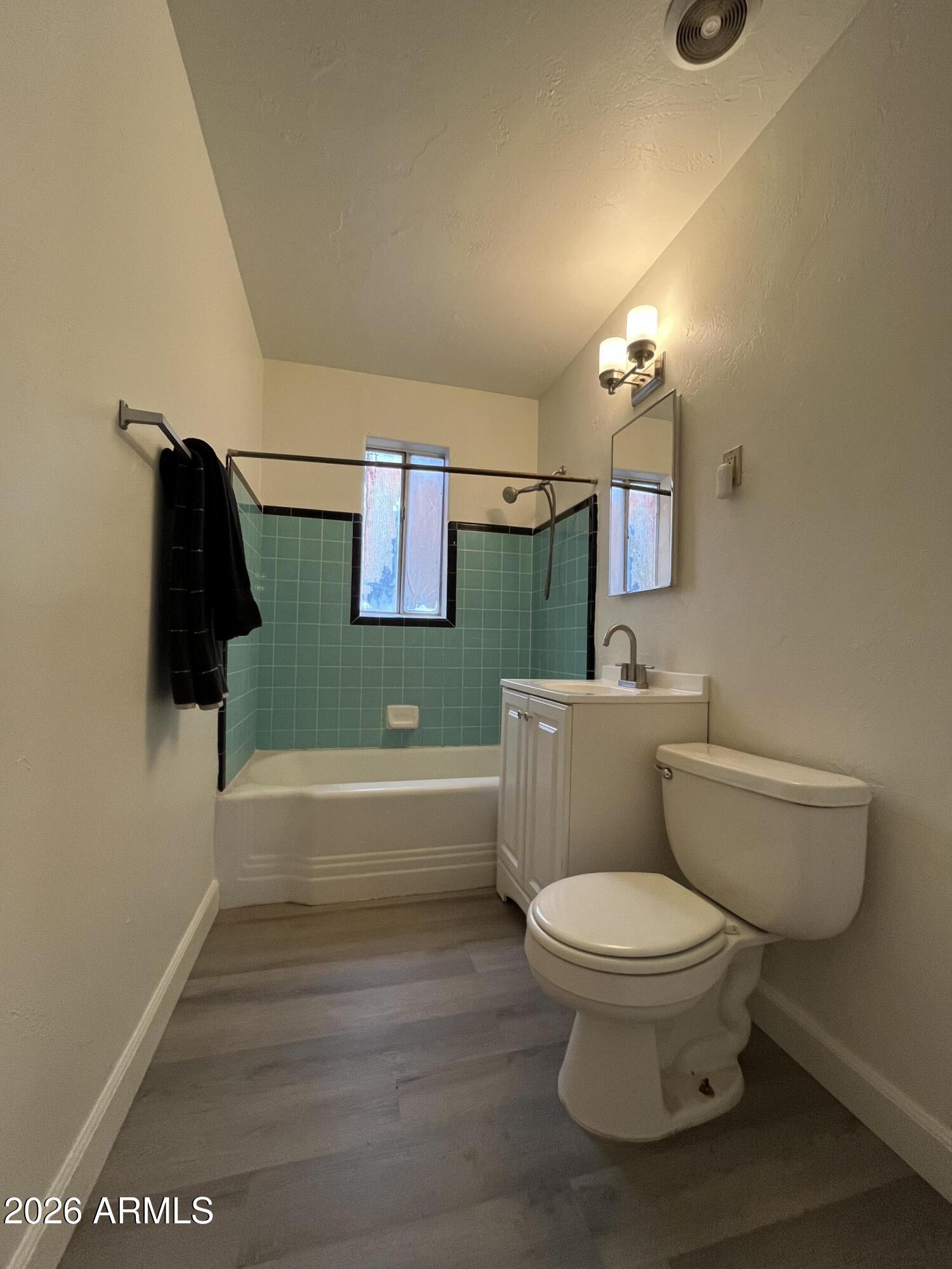 1226 South Roosevelt Street Tempe, AZ 85281 - Photo 11 of 26 a bathroom with a toilet and a bathtub