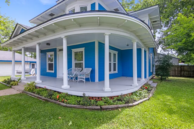a view of a house with outdoor kitchen