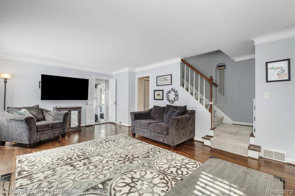1585 Fairholme Road Grosse Pointe Woods, MI 48236 - Photo 6 of 28