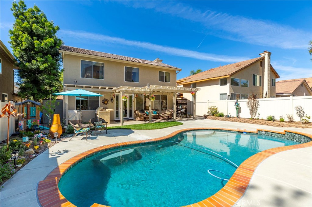 Pebble Tech pool with variable speed pump