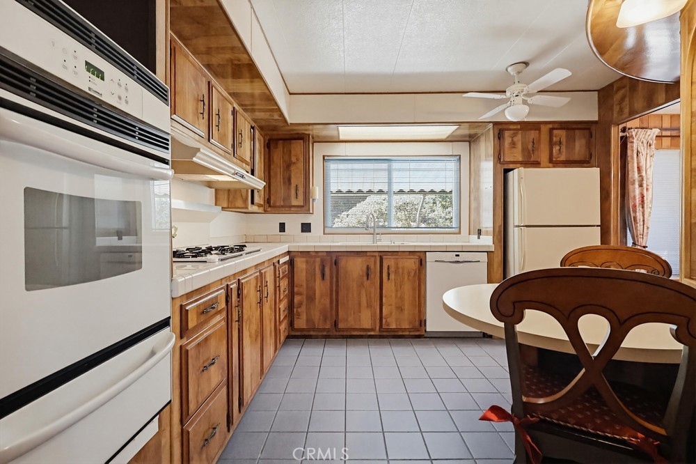 31244 North Lakehills Road Castaic, CA 91384 - Photo 26 of 72 Kitchen