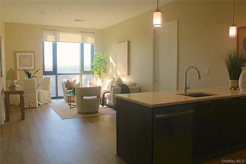 $585,000 | 701 Ridge Hill Boulevard, Unit PHE, Yonkers, NY 10710