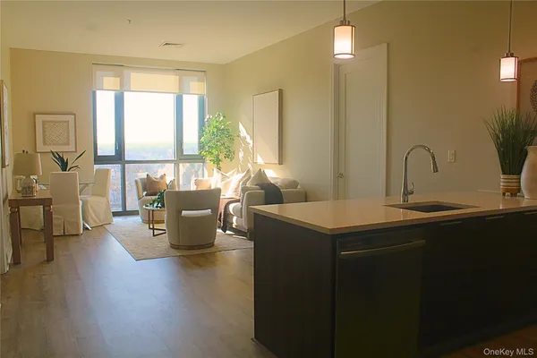 $585,000 | 701 Ridge Hill Boulevard, Unit PHE, Yonkers, NY 10710