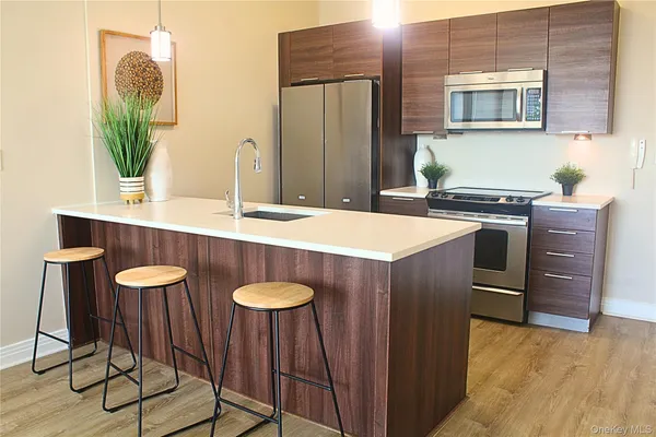 $585,000 | 701 Ridge Hill Boulevard, Unit PHE, Yonkers, NY 10710