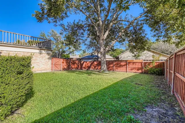 a view of yard with green space