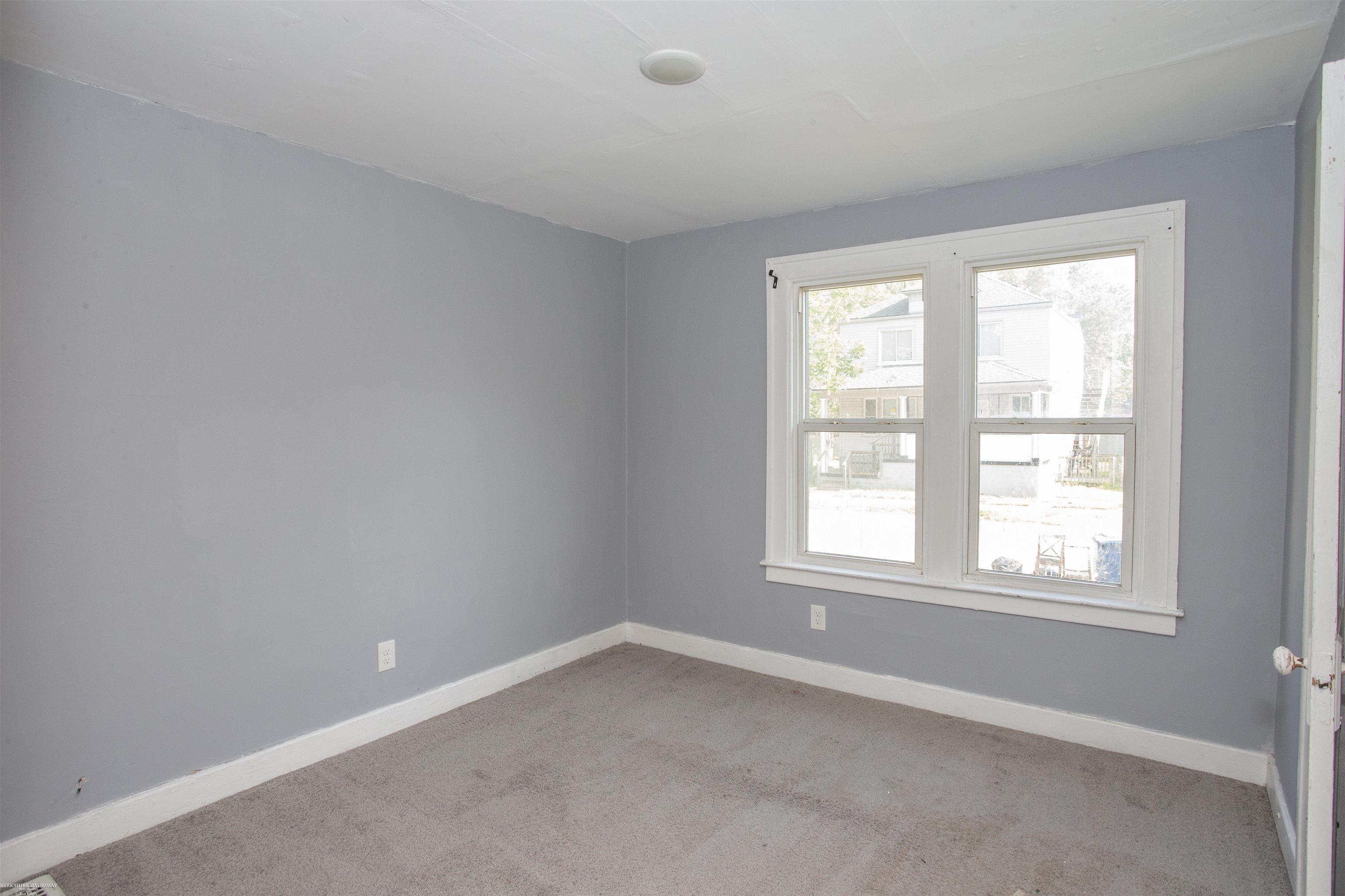 8086 Jackson Warren, MI 48089 - Photo 6 of 26 50111205-5.JPG