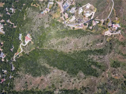a sign that is sitting in the middle of a field