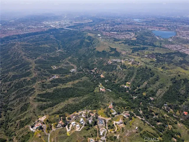 a sign that is sitting on a brick wall