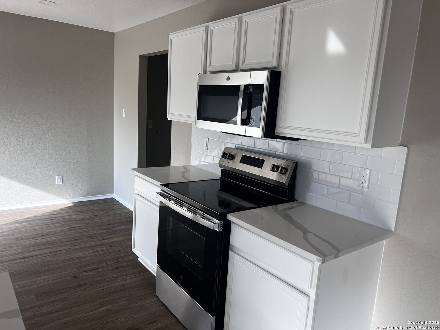 735 Inks Farm San Antonio, TX 78228 - Photo 5 of 17 a kitchen with a stove and a microwave