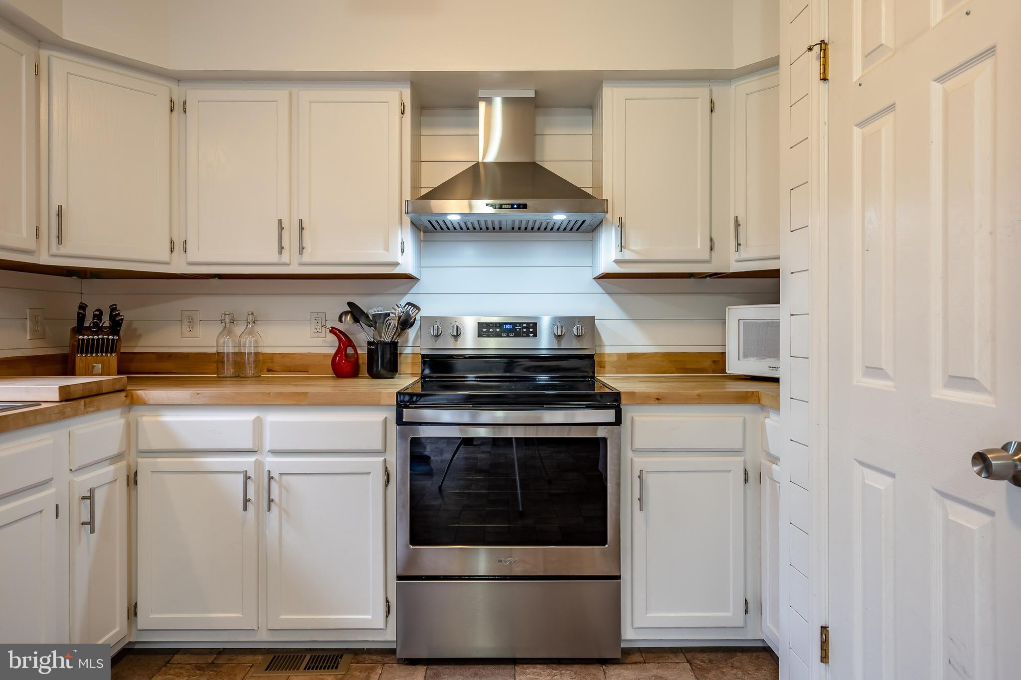 102 Leary Road Honey Brook, PA 19344 - Photo 8 of 40 Brand new convection oven/stove and range hood