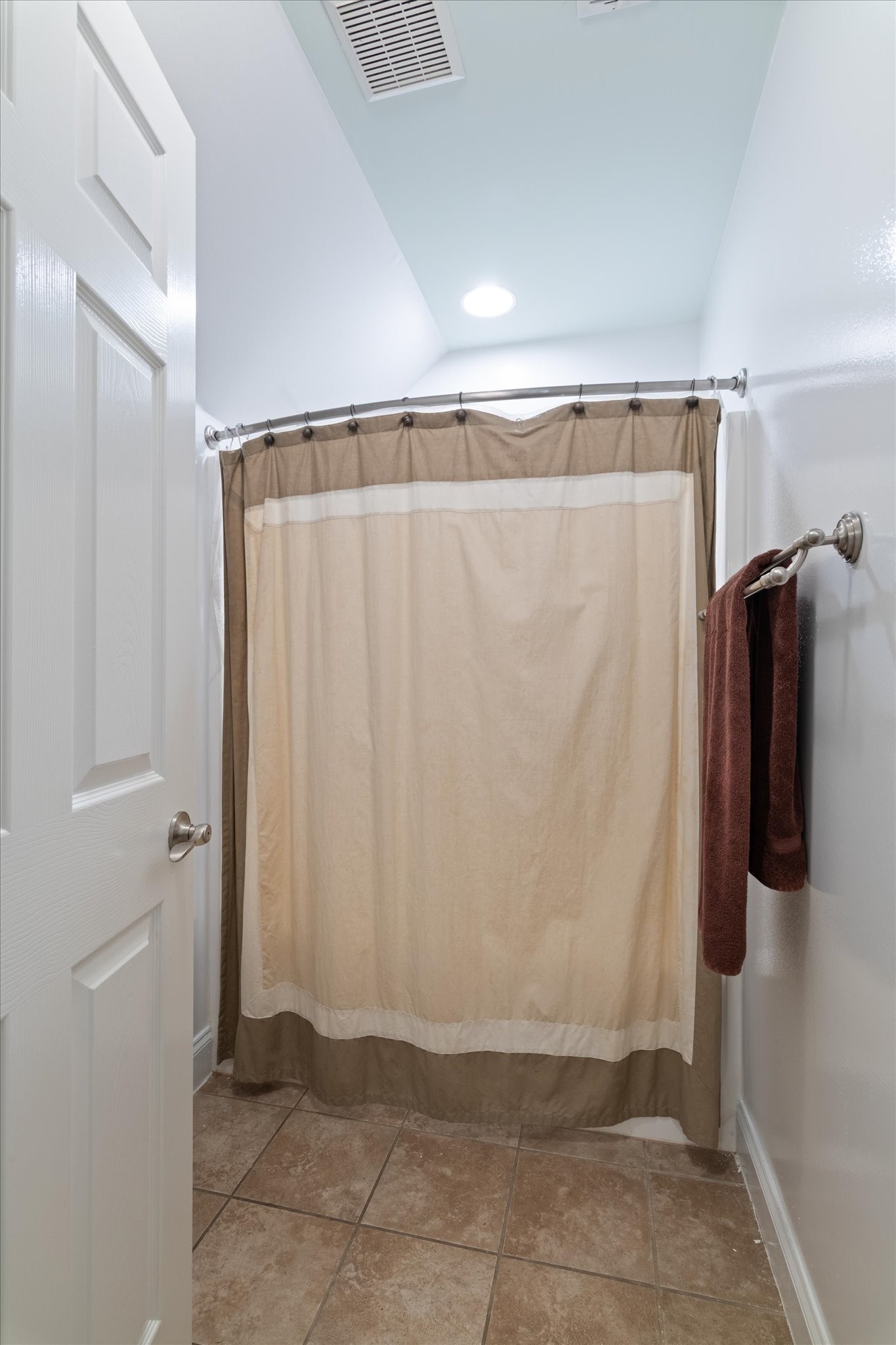2910 Sulphur Springs Road Murfreesboro, TN 37129 - Photo 40 of 44 a bathroom with a shower and a tub