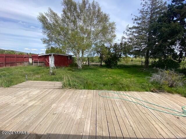 2451 Franklin Road Tieton, WA 98947 - Photo 14 of 15 a view of backyard with green space