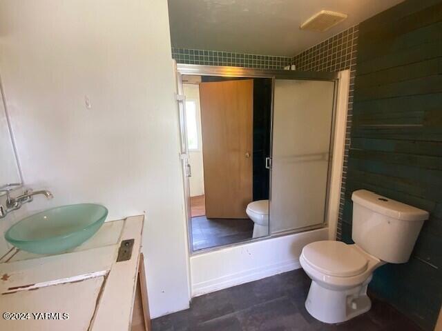 2451 Franklin Road Tieton, WA 98947 - Photo 9 of 15 a bathroom with a toilet and a sink