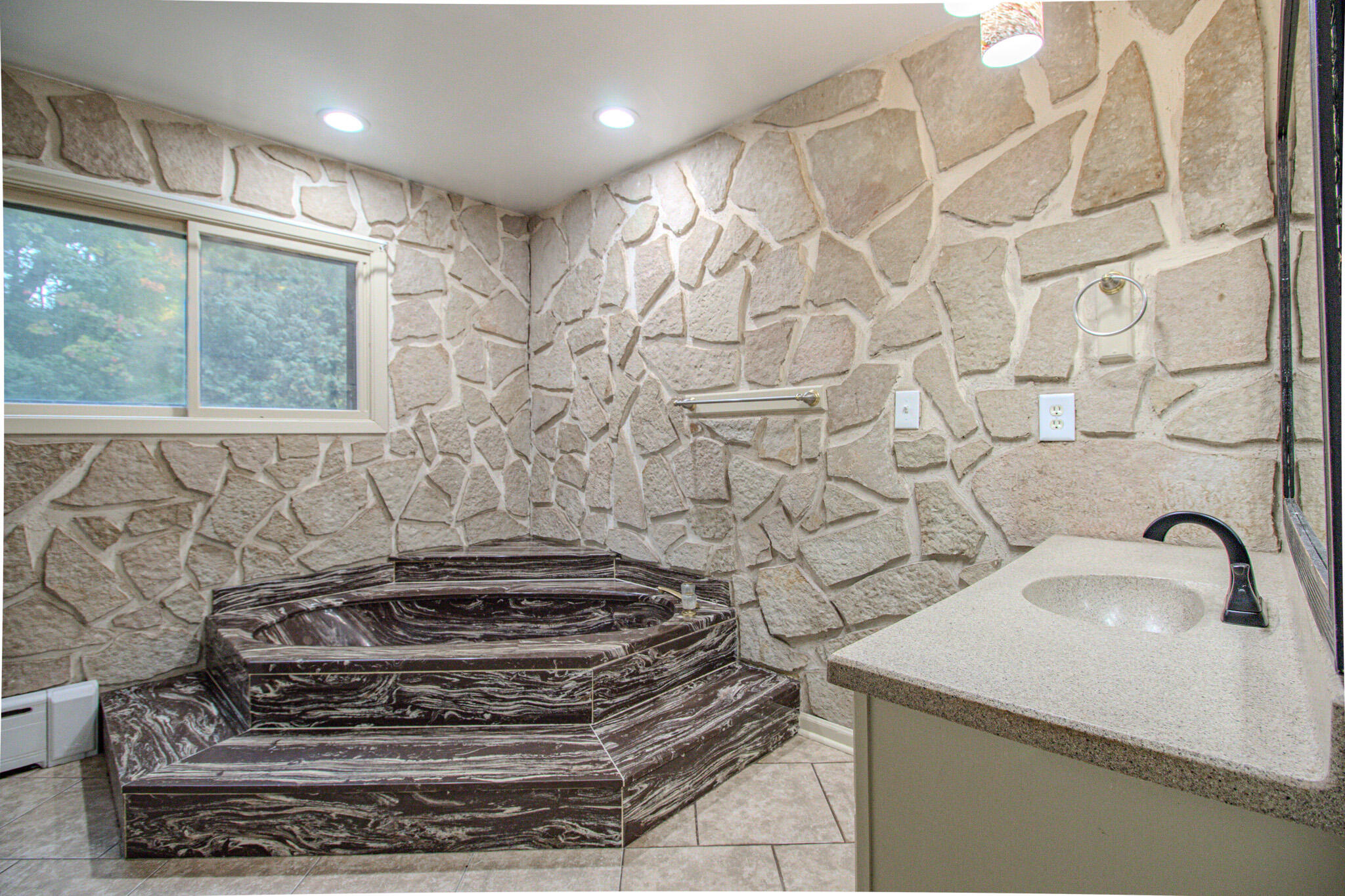 W6569 County Rd F Cascade, WI 53011 - Photo 23 of 67 Elegant Jetted Tub