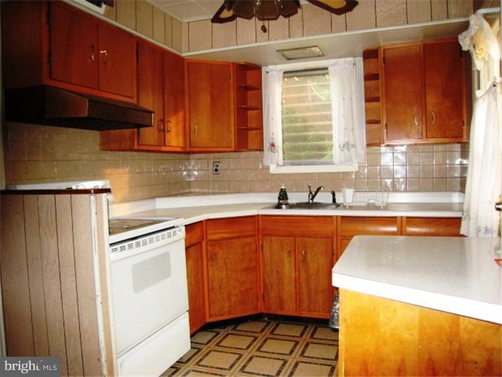 528 Midvale Road Upper Darby, PA 19082 - Photo 11 of 18 Kitchen