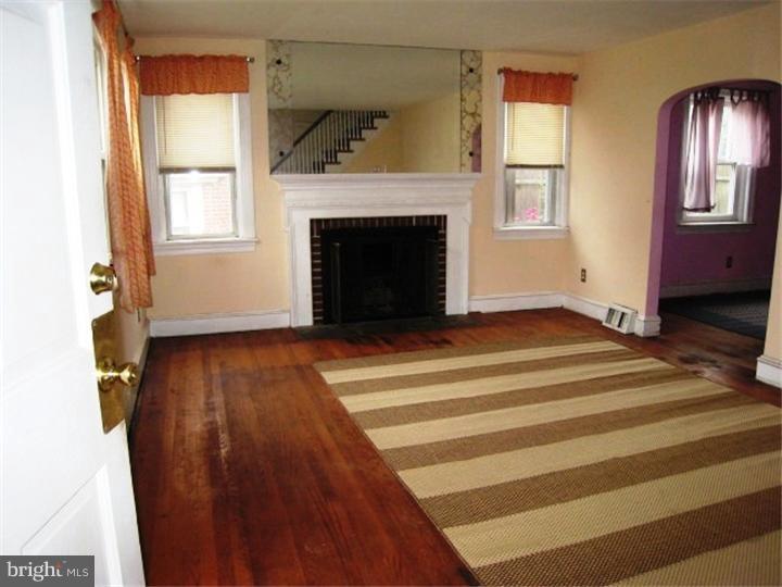528 Midvale Road Upper Darby, PA 19082 - Photo 8 of 18 Living Room