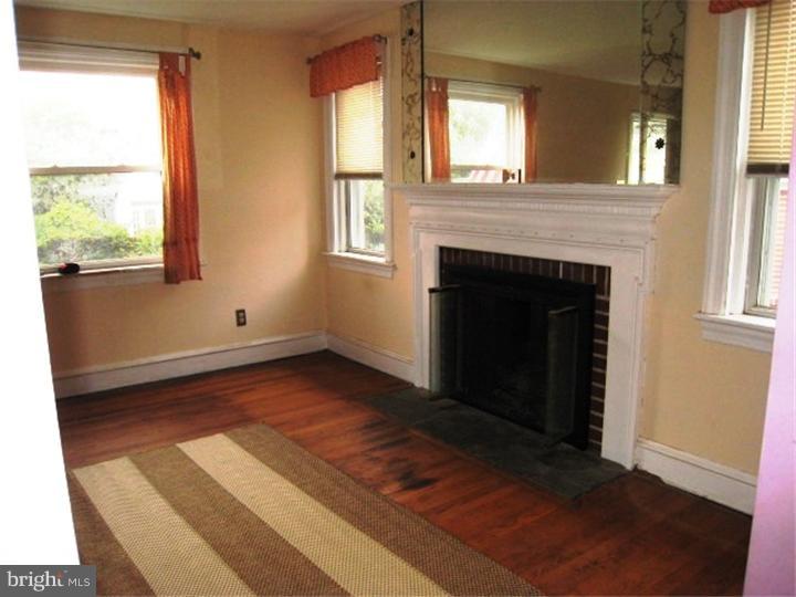 528 Midvale Road Upper Darby, PA 19082 - Photo 9 of 18 Living Room