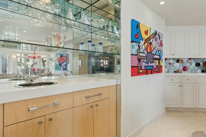 300 Southeast 5th Avenue, Unit 2090 Boca Raton, FL 33432 - Photo 16 of 33 Wet bar and kitchen entrance