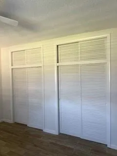 a view of a back yard