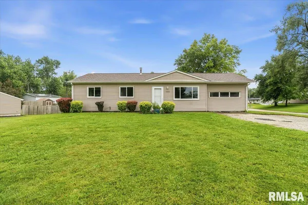 $175,000 | 1600 East Walnut Street, Chatham, IL 62629