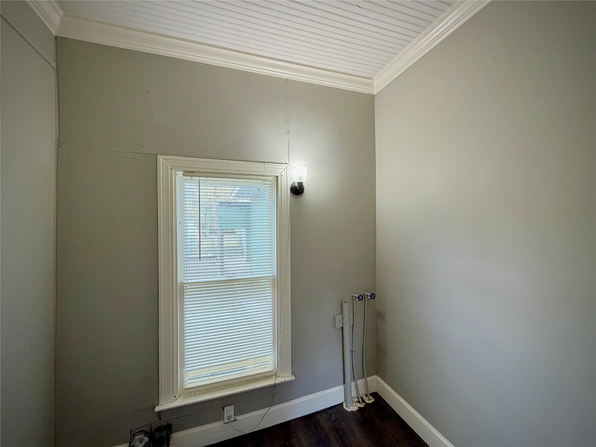 3124 30th Street Port Arthur, TX 77642 - Photo 12 of 25 a view of small space with wooden floor and windows