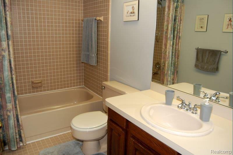 25237 Rutledge Crossing Farmington, MI 48335 - Photo 11 of 21 Full Bath