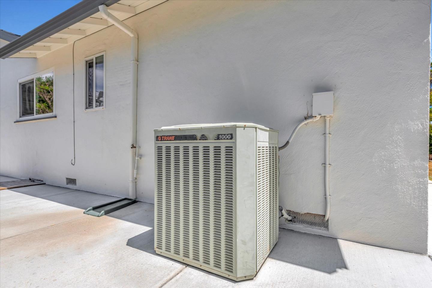 1314 Crestfield Drive San Jose, CA 95125 - Photo 39 of 43 a view of a livingroom with a bench