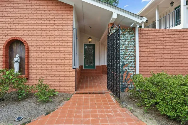 a view of a pathway with a house