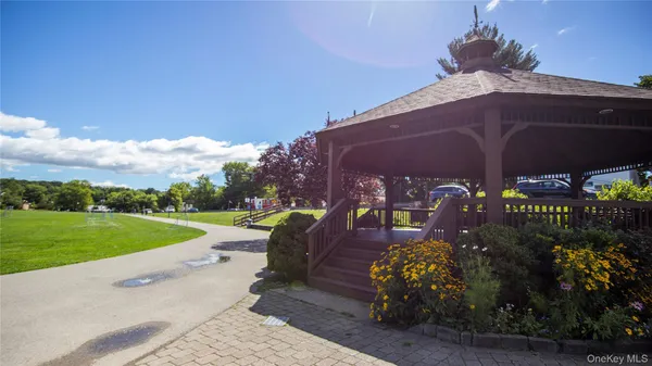 a picture of a white and white photo