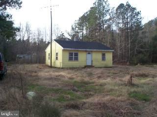 a view of a house with a yard and plants
