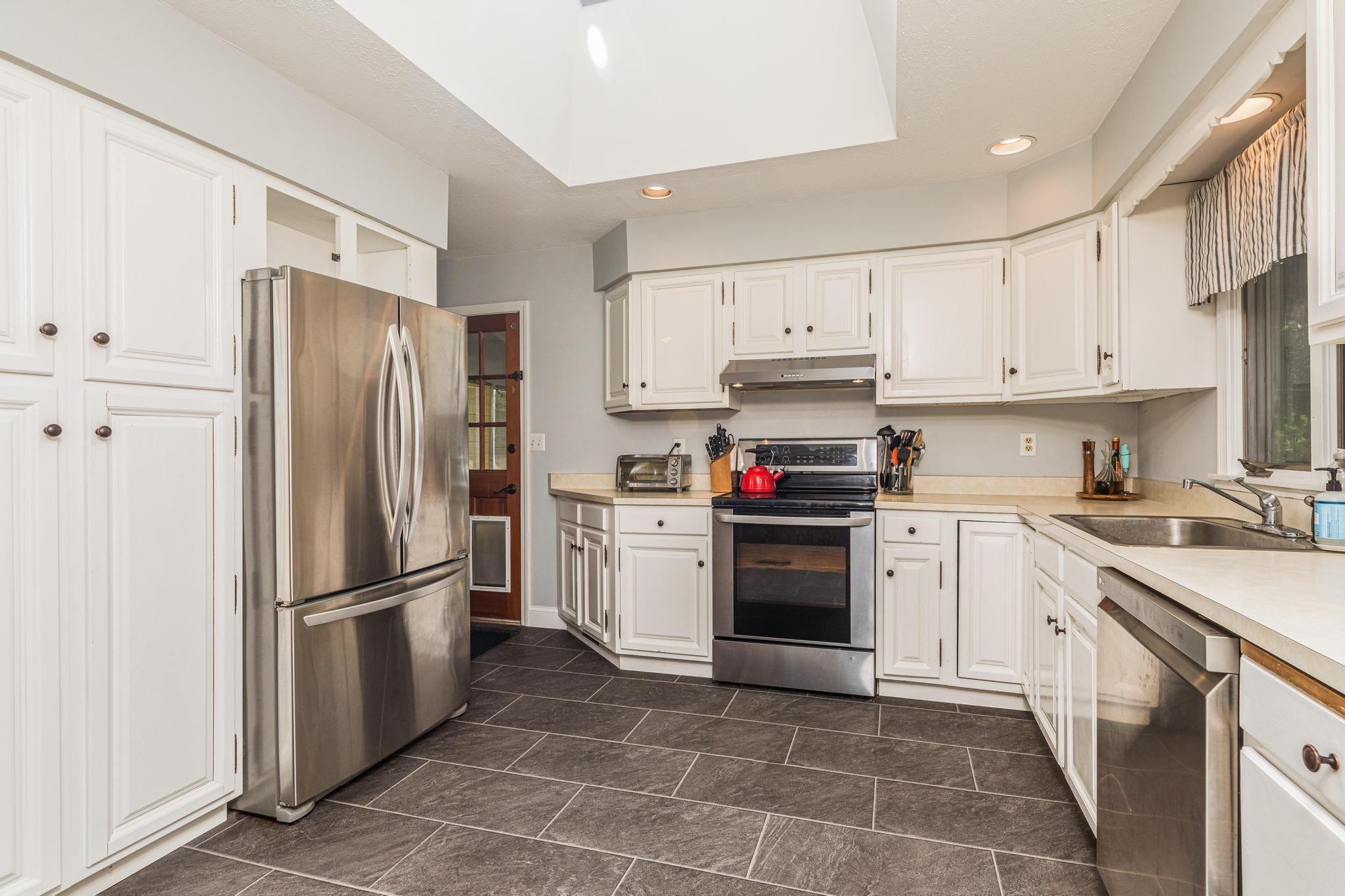 33 Taft Road Portsmouth, NH 03801 - Photo 12 of 27