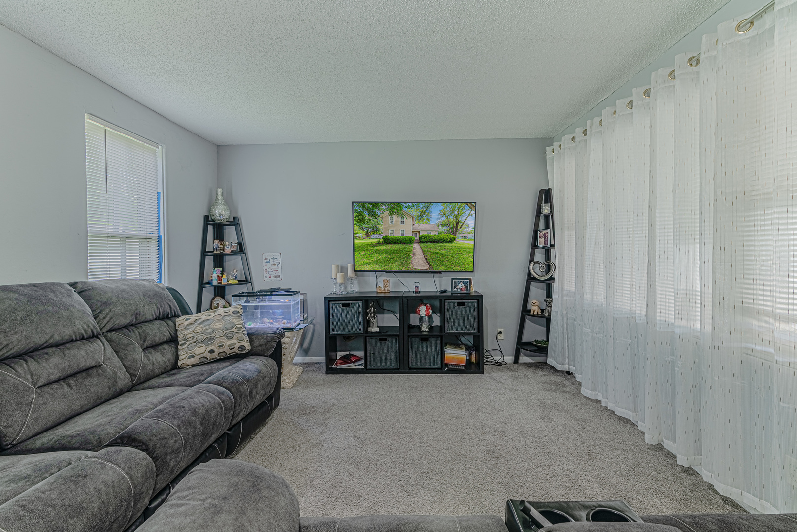 552 Walnut Avenue Elgin, IL 60123 - Photo 2 of 21