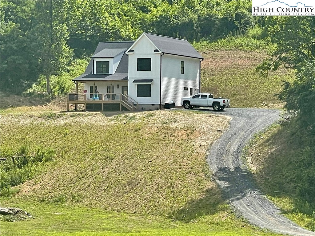 a view of a house with backyard
