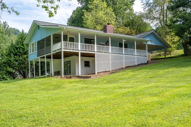 a view of a house with a backyard