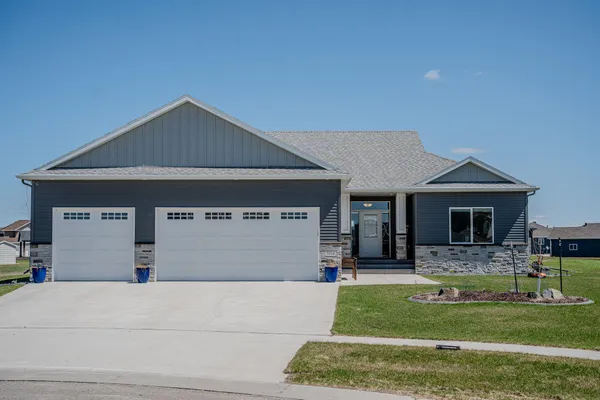 $750,000 | 5594 43rd Street South, Fargo, ND 58104