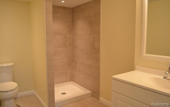 3665 Mark Road Waterford, MI 48328 - Photo 9 of 13 Bathroom
