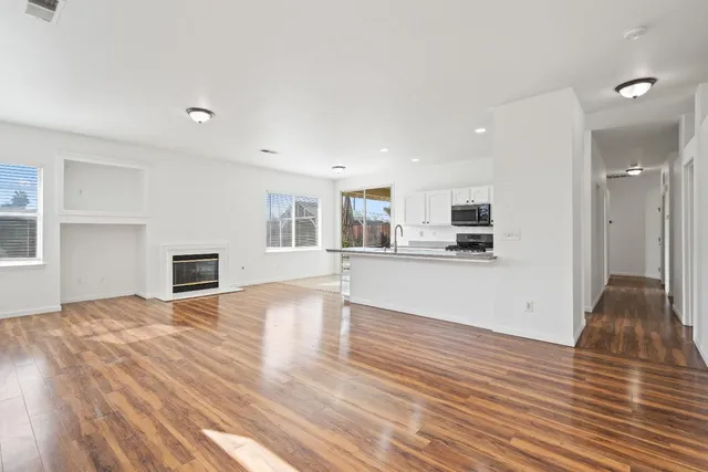 $425,000 | 903 West Redwood Street, Hanford, CA 93230