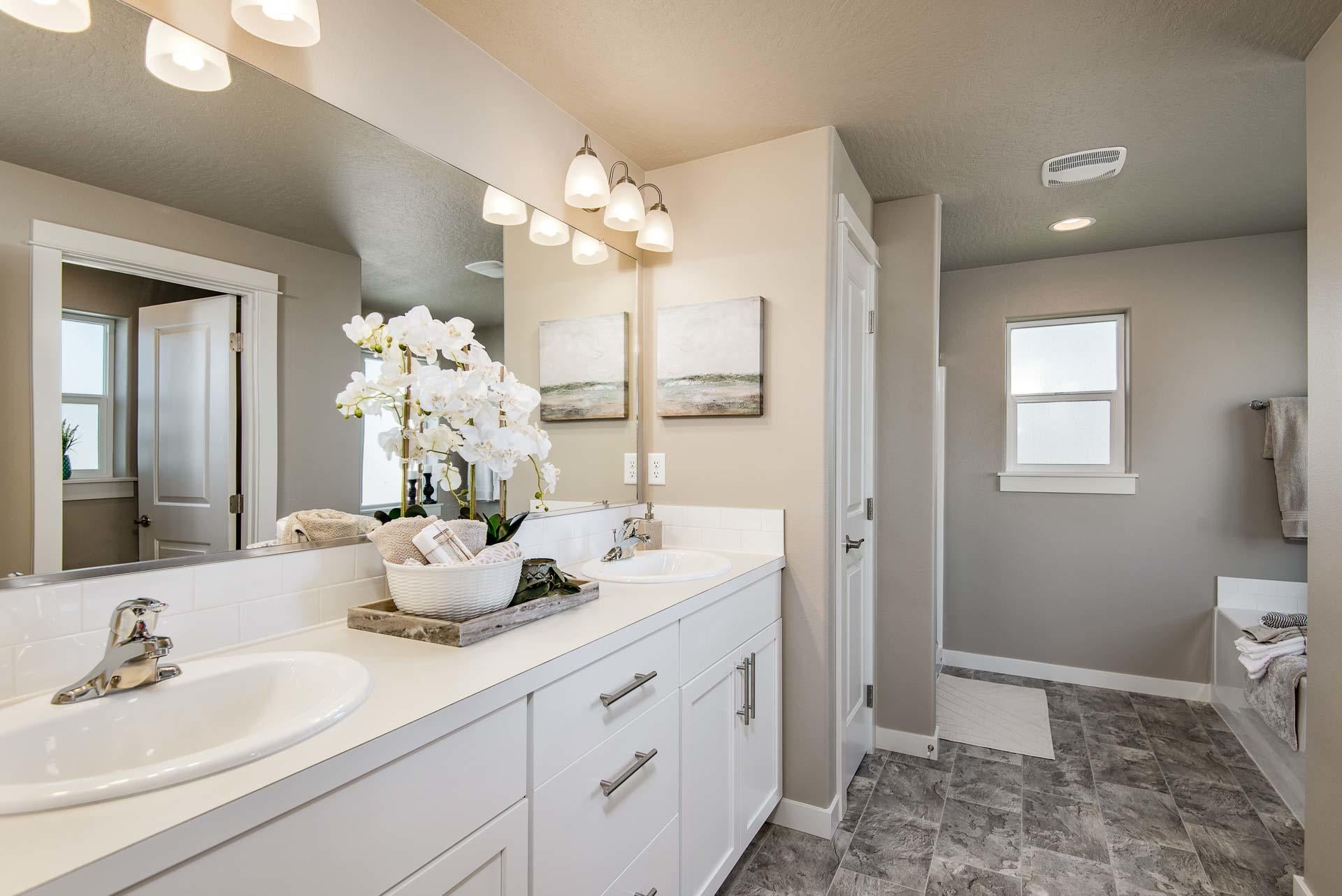 614 North Reed Street Sisters, OR 97759 - Photo 9 of 13 Stoneridge - Master Bathroom