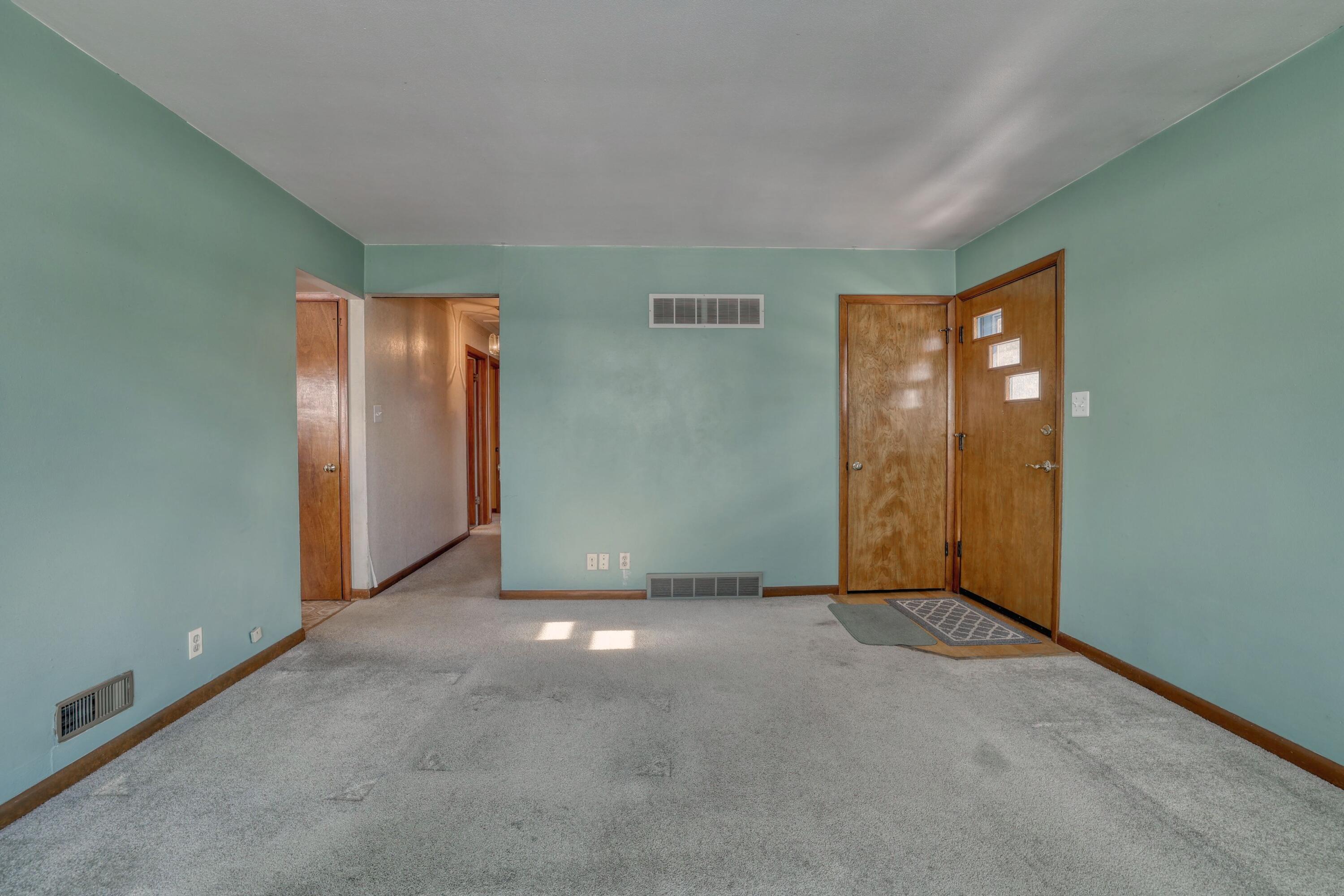 2880 South 98th Street West Allis, WI 53227 - Photo 3 of 33 Living room
