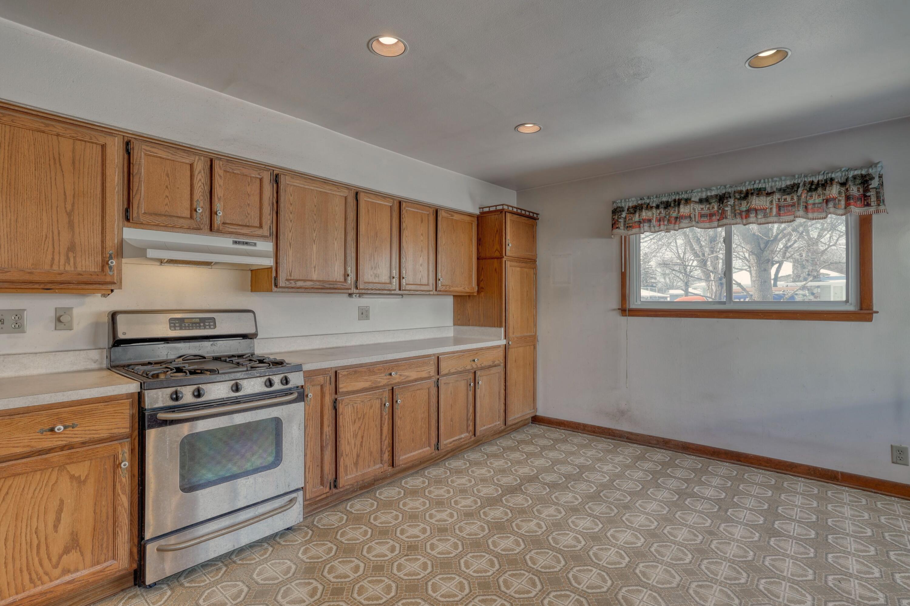 2880 South 98th Street West Allis, WI 53227 - Photo 5 of 33 Kitchen