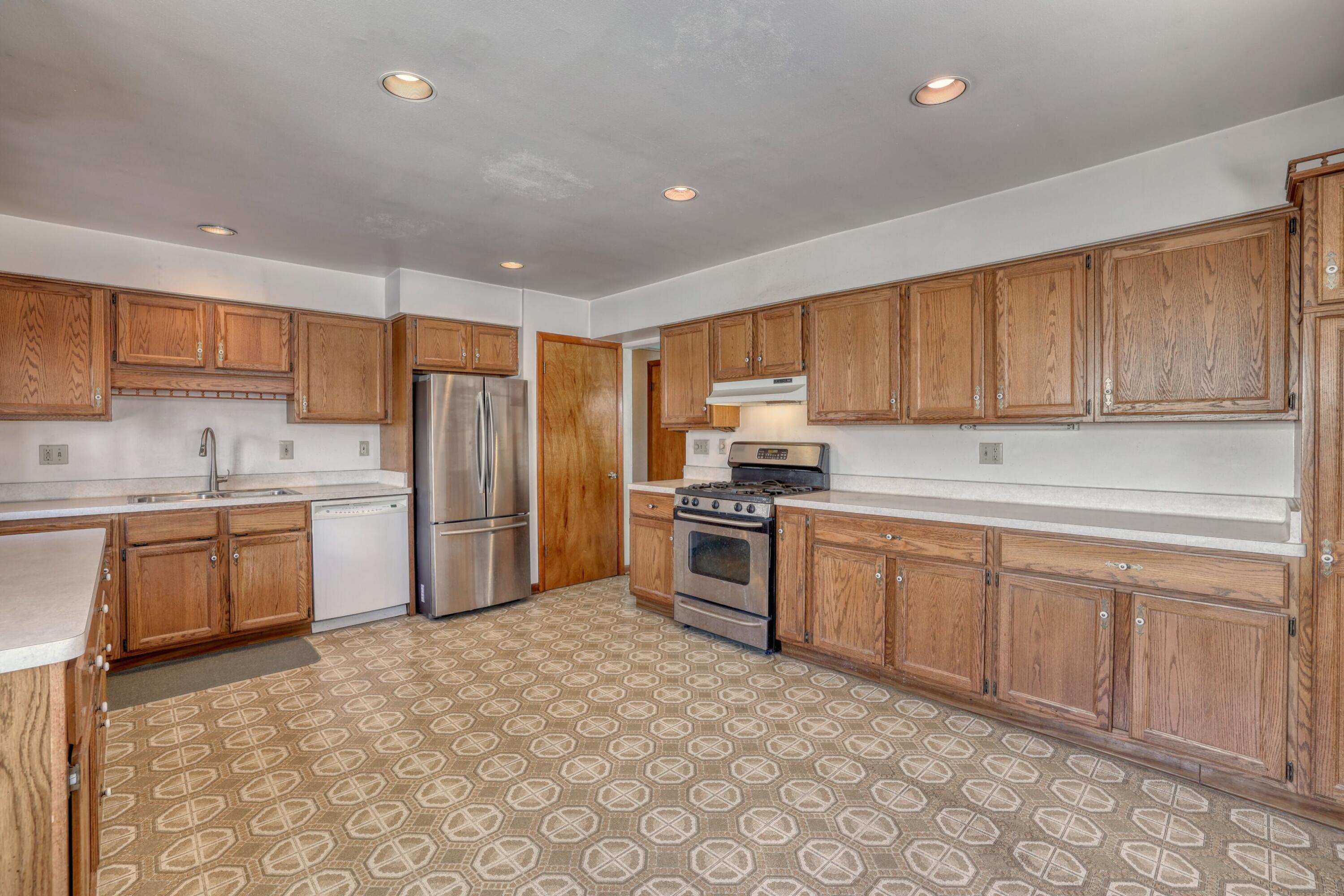 2880 South 98th Street West Allis, WI 53227 - Photo 6 of 33 Kitchen